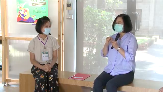 ▲蔡英文總統（右）參觀兒權特展，並與小朋友座談互動。（圖／總統府提供）