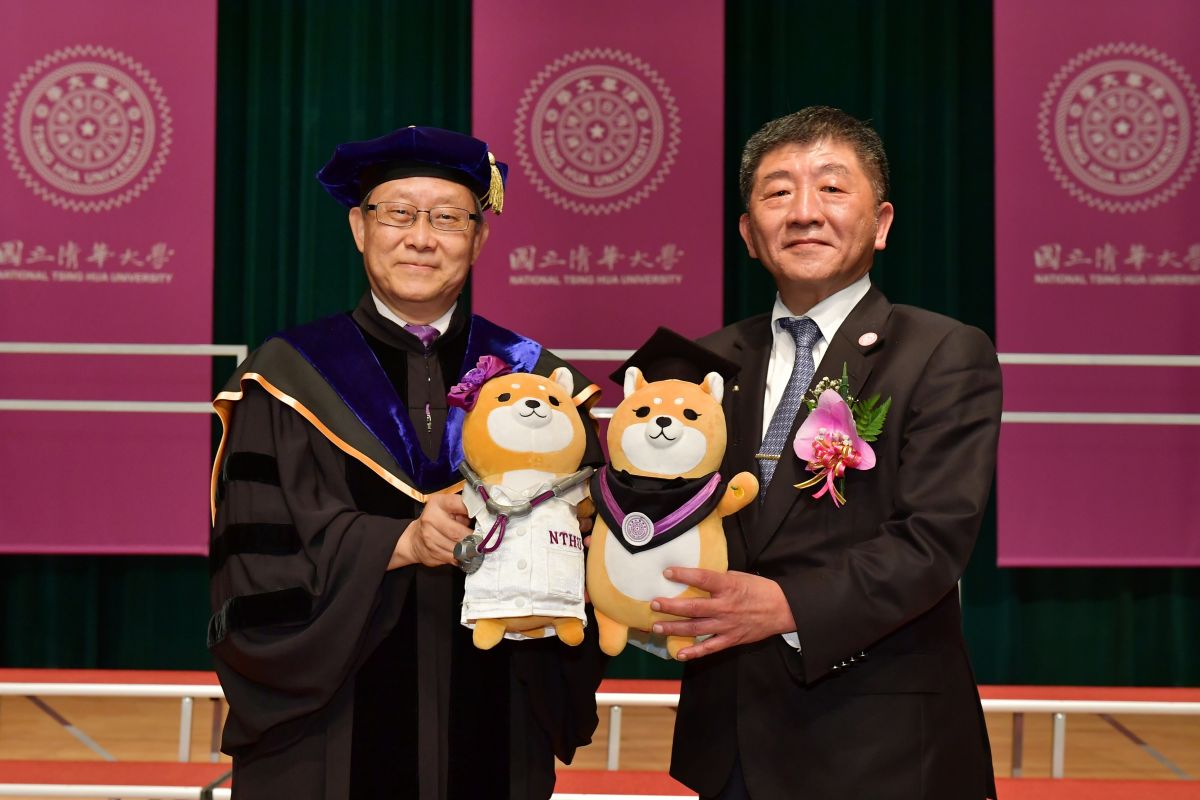 ▲衛福部長陳時中13日參加新竹清大畢業典禮，清大特別製作柴犬布偶-「總柴」與「總柴夫人」，送給陳時中。（圖/記者金祐妤攝,109.6.13）