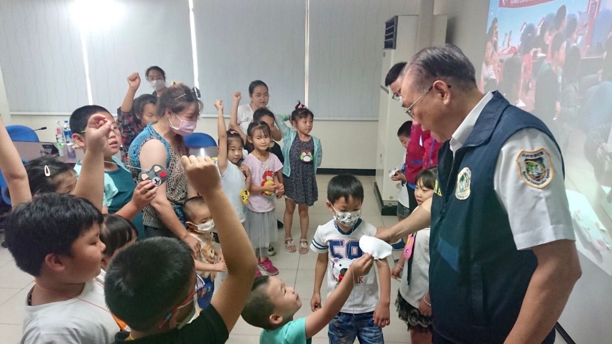 ▲體驗端午節傳統文化，移民署邀新住民與子女一起手作香包。(圖/移民署南區事務大隊提供)