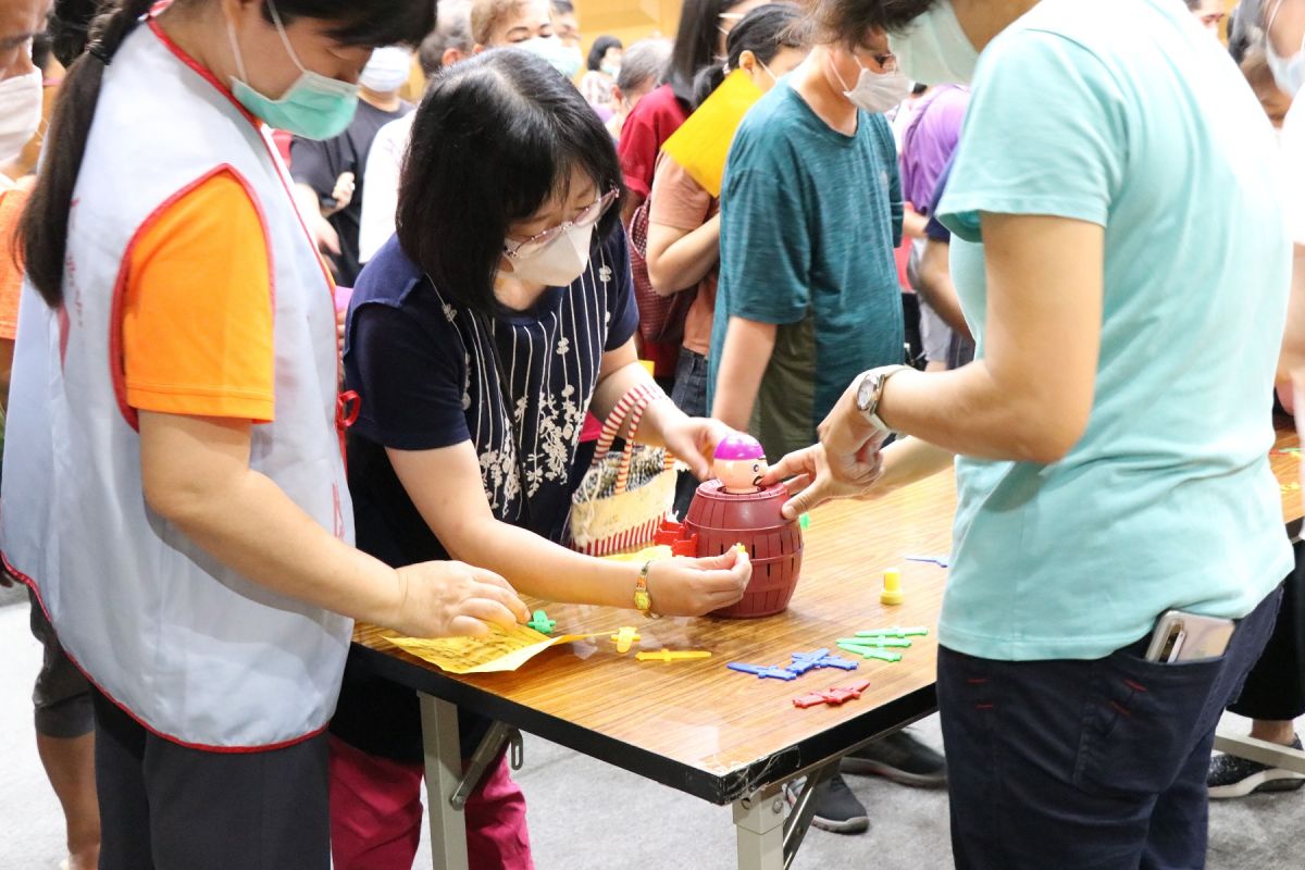 ▲「海盜童」闖關關卡，以趣味桌遊刺激參與者手眼協調。〔圖／嘉市府提供2020.06.13〕