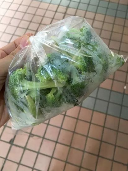 ▲該名女大生在鹹酥雞店買了一包洗切過的花椰菜。(圖/翻攝自