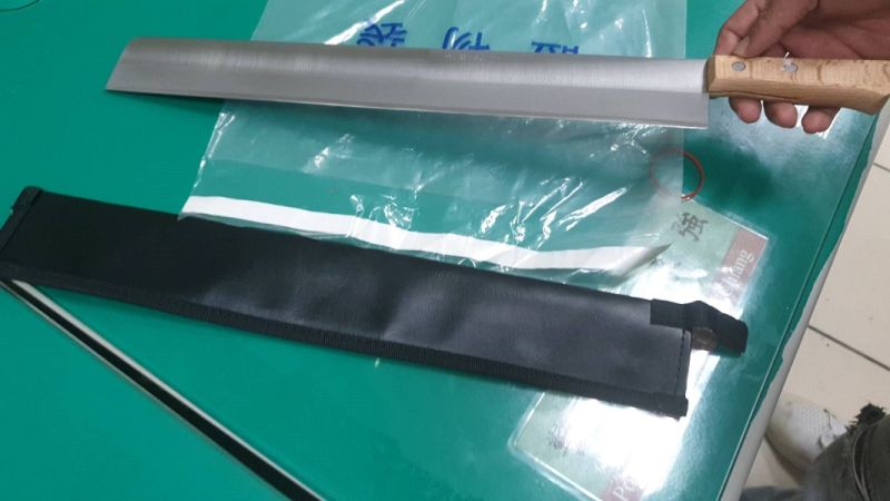 ▲許男自大賣場買來的西瓜刀。(圖/記者陳惲朋翻攝)
