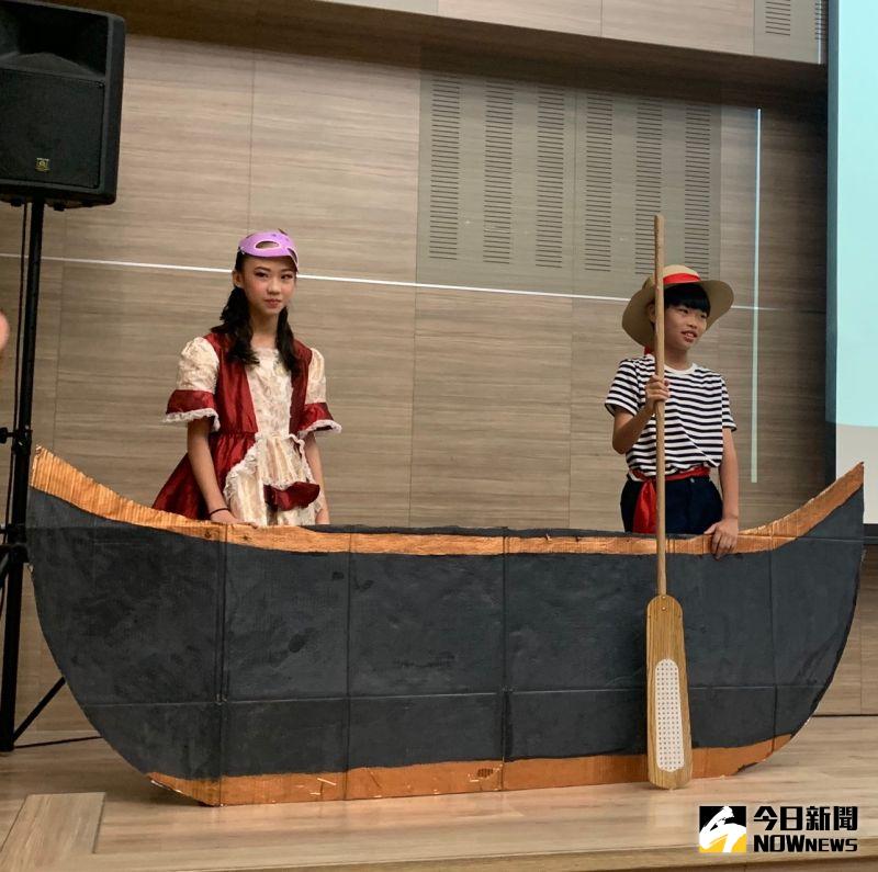 ▲義大利組乘著自製貢多拉船,揭開成果發表會序幕。(圖/記者陳雅芳攝,2020.06.13)