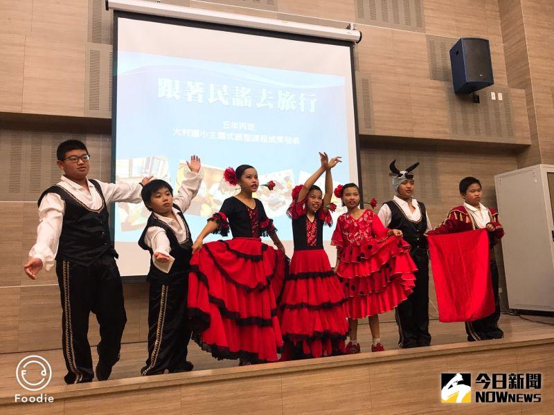 ▲跳著俄羅斯傳統舞蹈,用俄文唱著民謠「喀秋沙」,真是有模有樣呢。(圖/記者陳雅芳攝,2020.06.13)