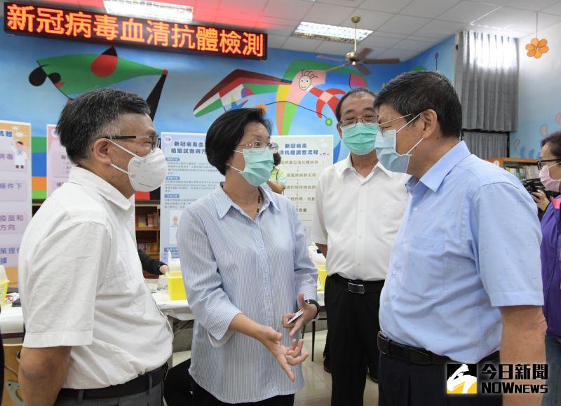 ▲臺灣大學公衛學院院長詹長權、彰化縣長王惠美進行意見交換。(圖/記者陳雅芳攝,2020.06.13)