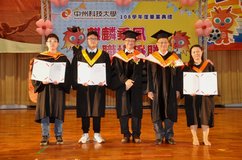 ▲鄭稚瑋同學(左二)成績優異,擔任大學部畢業證書受證代表。(圖/記者陳雅芳攝,2020.06.13)