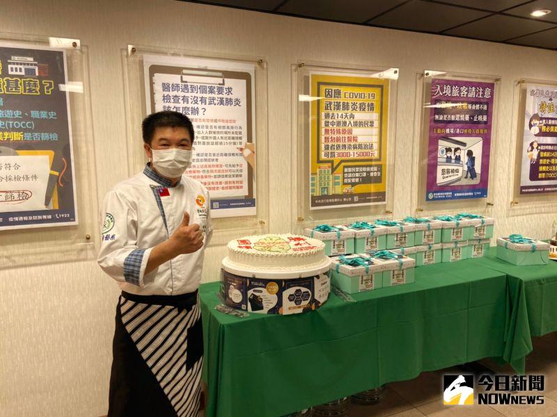 ▲餐飲廚藝系陳德勝副教授率領應屆畢業生及烘焙社10餘人,製作蛋糕感謝所有防疫人員守護台灣的辛勞。(圖/記者陳雅芳攝,2020.06.13)
