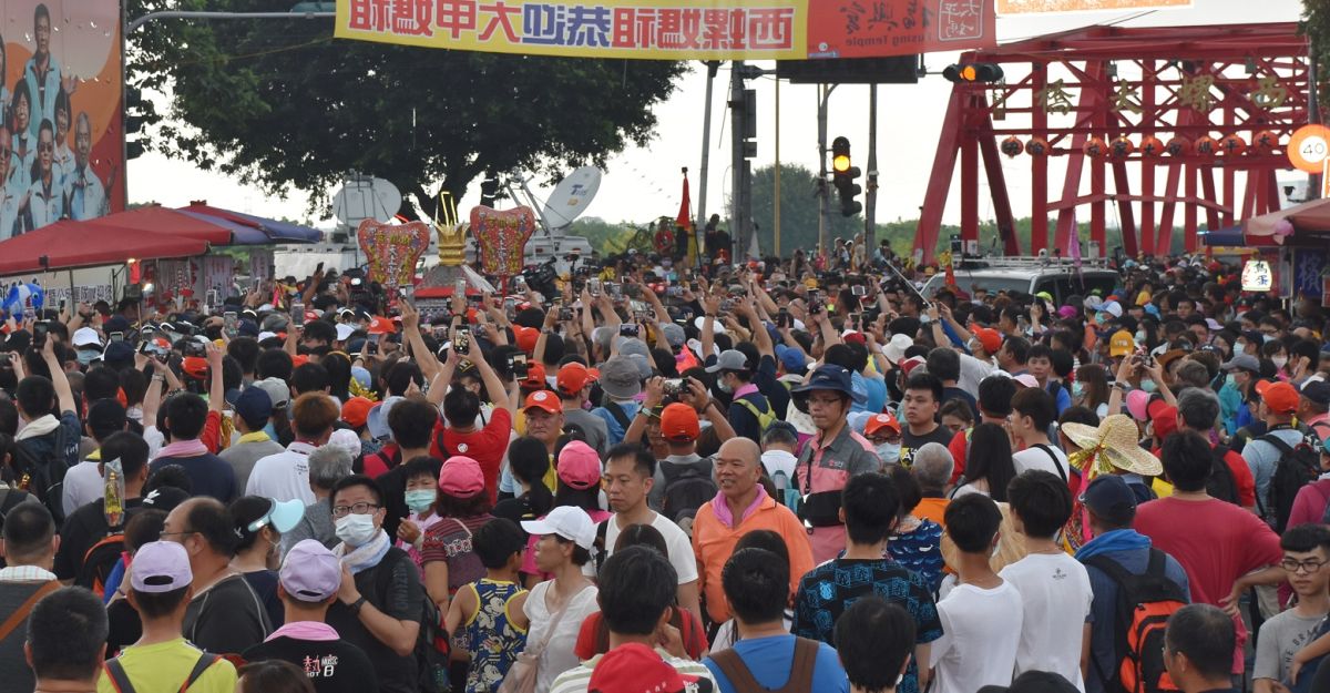 ▲縣長張麗善、西螺鎮長鄭玲惠等首長接駕，大批民眾簇擁，場面熱鬧。（圖／記者郭春輝攝，2020.06.13）