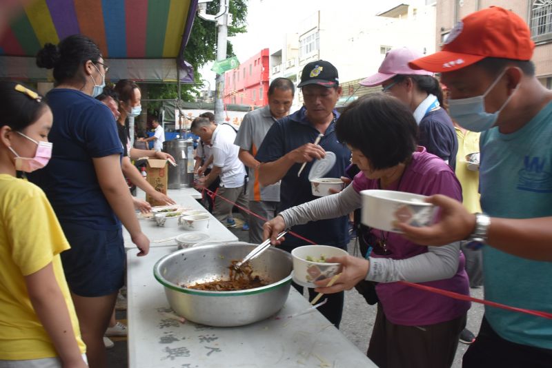 ▲福興宮提供膳食以便當及個人食物為主,因應疫情出現「供餐不共餐」場景。(圖/記者郭春輝攝,2020.06.13)