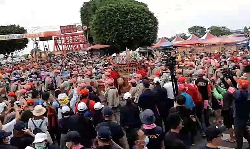 ▲西螺福興宮太平媽神轎前往大橋頭迎接大甲媽祖鑾轎。(圖/記者簡勇鵬攝,2020.06.13)