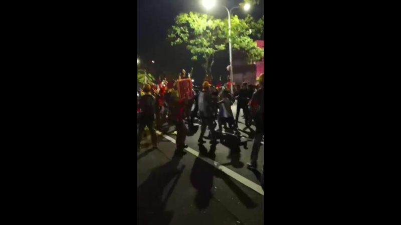 ▲大甲媽祖鑾轎凌晨在大村鄉中山路發生首起暴力事件。(圖/記者陳雅芳翻攝,2020.06.13)