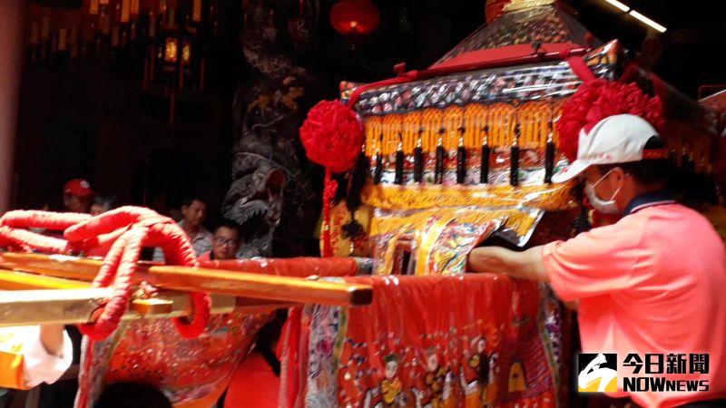 ▲鎮瀾宮媽祖遶境鑾駕中午停駕溪州天后宮分享平安水給信徒。(圖/記者陳雅芳攝,2020.06.13)