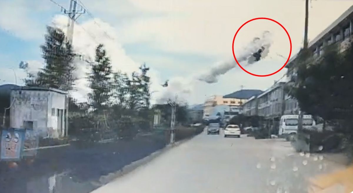 ▲浙江發生油罐車爆炸意外，截至晚上 8 時 30 分，已知事故釀成 9 死 112 傷。紅圈處是被爆炸威力波及，衝飛出路面的小客車。（圖／翻攝自《香港01》）