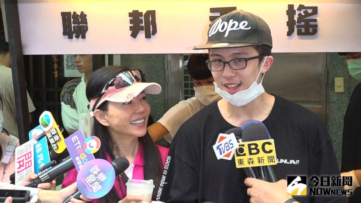 ▲狄鶯（左）替兒子孫安佐加油。（圖／記者朱永強攝）