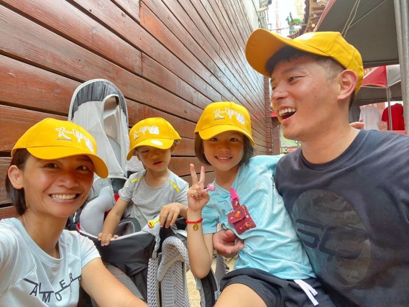 ▲宥勝（右）一家4口戴著印有「大甲媽」的帽子。（圖／宥勝臉書）