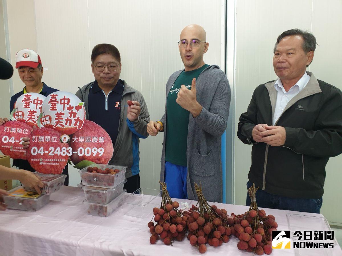 ▲網紅吳鳳直播介紹台中冷鏈荔枝，豎起大拇指讚稱「超級好吃的」。（圖／金武鳳攝，2020.6.14)