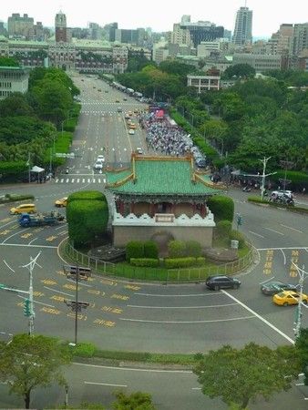 ▲韓粉凱道遊行空拍圖人潮引發討論。(圖/抓到了!這梗很綠臉書)