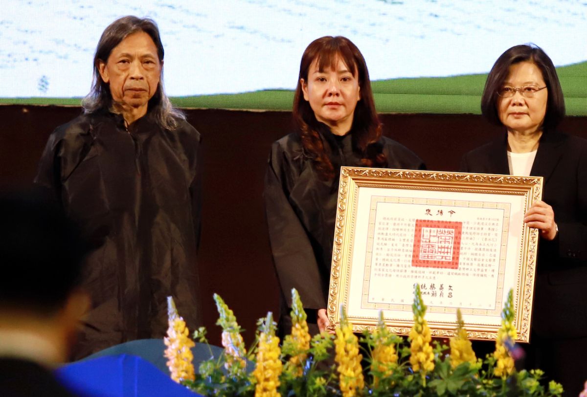 ▲蔡英文在今（14）日鍾肇政先生追思音樂會，親自頒發褒揚令及追贈一等景星勳章。（圖／文化部提供）