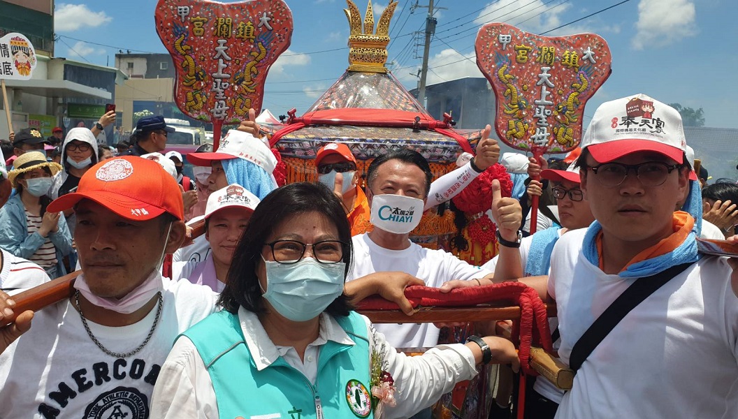 ▲大甲媽提前抵嘉義，嘉義縣長翁章梁等人接駕。(圖／讀者翁先生提供）