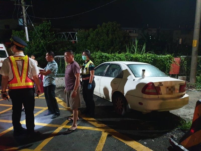 ▲台鐵285B車次太魯閣自強號北上列車，撞上一輛卡在南美路平交道的白色自小客。（圖／記者陳雅芳攝，2020.06.14）