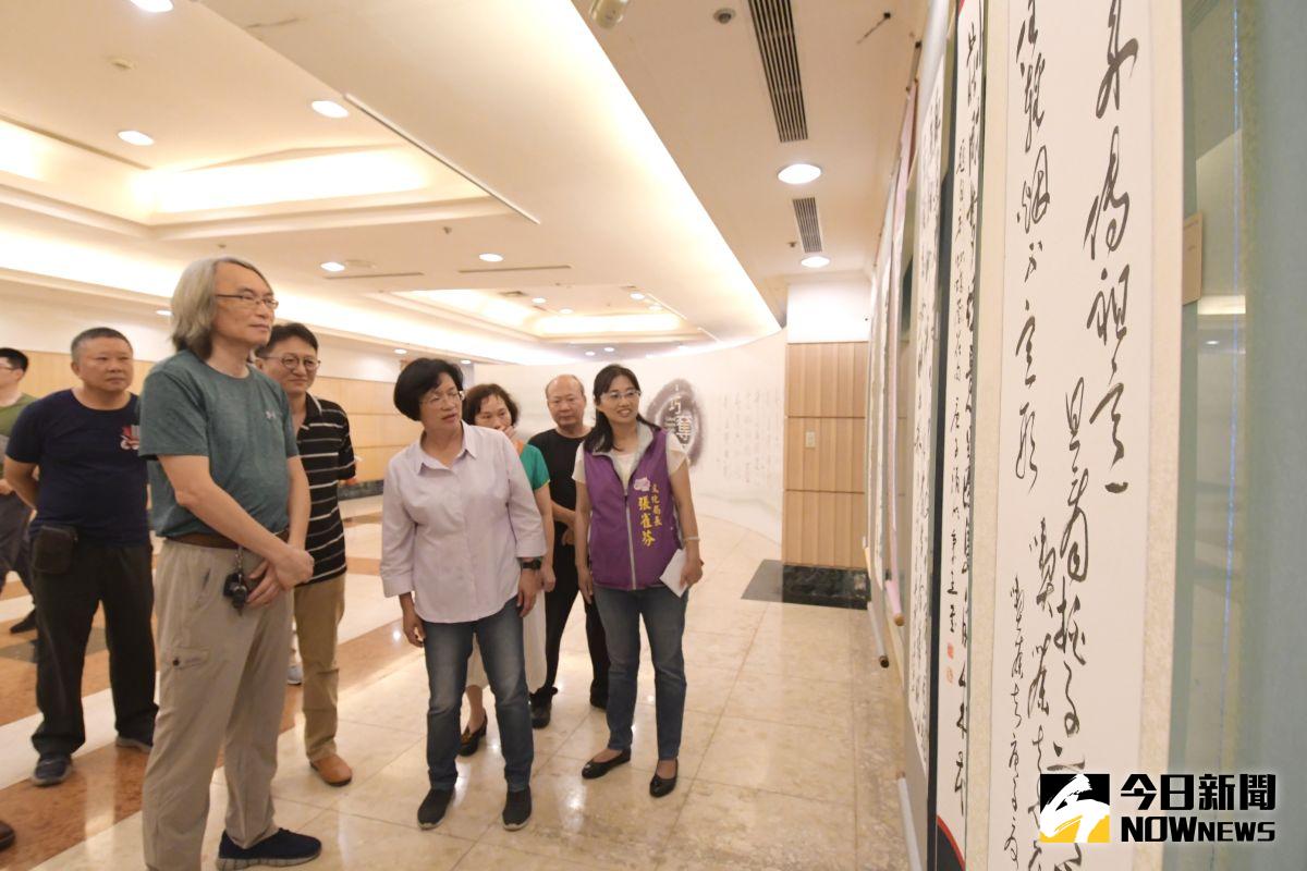 ▲彰化縣文開詩社漢學班辦理「日餘寸學」詩書畫展，彰化縣長王惠美歡迎大家到鹿港體驗詩書畫之美。（圖／記者陳雅芳攝，2020.06.14）