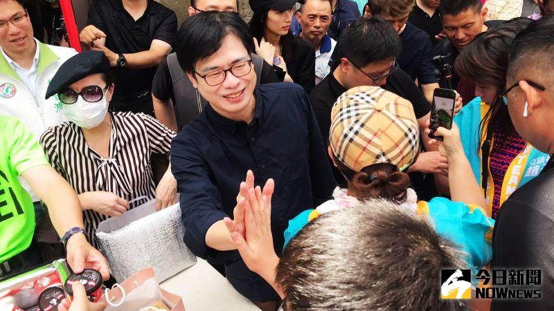 ▲資深媒體人王瑞德為了慶祝罷免成功,今(14)日在高雄駁二特區請高雄人吃冰,行政院副院長陳其邁也應邀出席,現場支持者也紛紛大喊「市長好」,搶著要簽名握手合影。(圖/記者郭俊暉攝,2020.06.14)