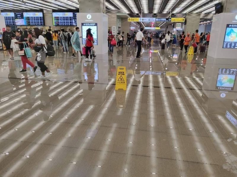 ▲台中火車站因劇烈雨勢,車站購票大廳,雨水全部淹進車站售票大廳內。(圖/擷臉書「爆料公社」2020.6.14)