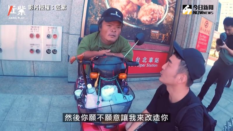 ▲一行人來到台北車站,詢問街友們是否有改造意願(圖/匠紫
