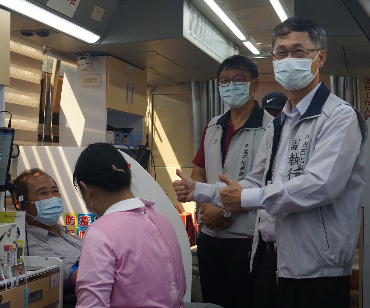 ▲台灣中油公司石化事業部舉辦中油百萬cc公益捐血活動，副執行長陳國棟(右)到場關切。(圖／記者黃守作攝，2020.06.14)