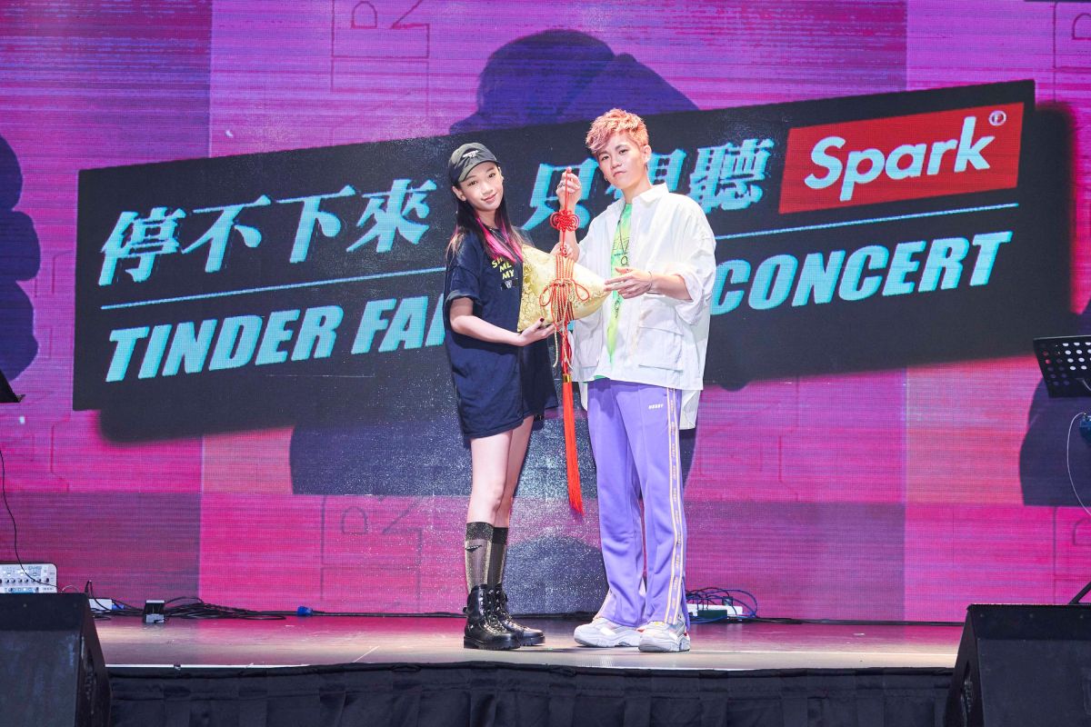 ▲Spark皇毅（右）舉辦首場個人演唱會，彩排時吳卓源現身，並送上禮物祝福。（圖／華研國際提供）