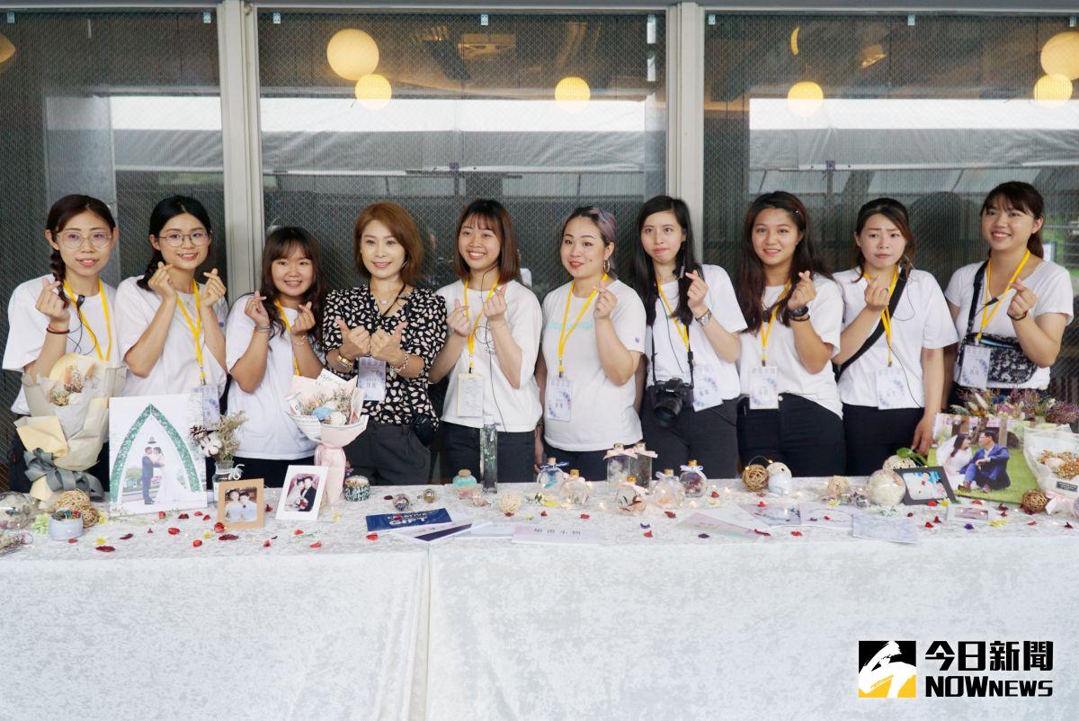 ▲大葉大學婚慶學程張幼妮老師(左四)帶領學生舉辦畢業成果展，幫爸爸媽媽再辦一次婚禮。（圖／記者陳雅芳攝，2020.06.14）