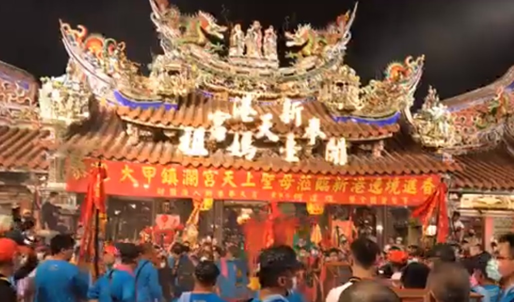 ▲為防疫，入奉天宮朝拜大甲媽，要戴口罩量體溫噴酒精，右進左出。（圖／記者陳惲朋翻攝）