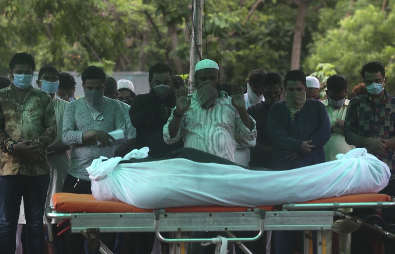 ▲新冠肺炎疫情肆虐印度。圖為日前孟買 1 婦人死於新冠肺炎後，準備後續遺體處理。（圖／美聯社／達志影像）