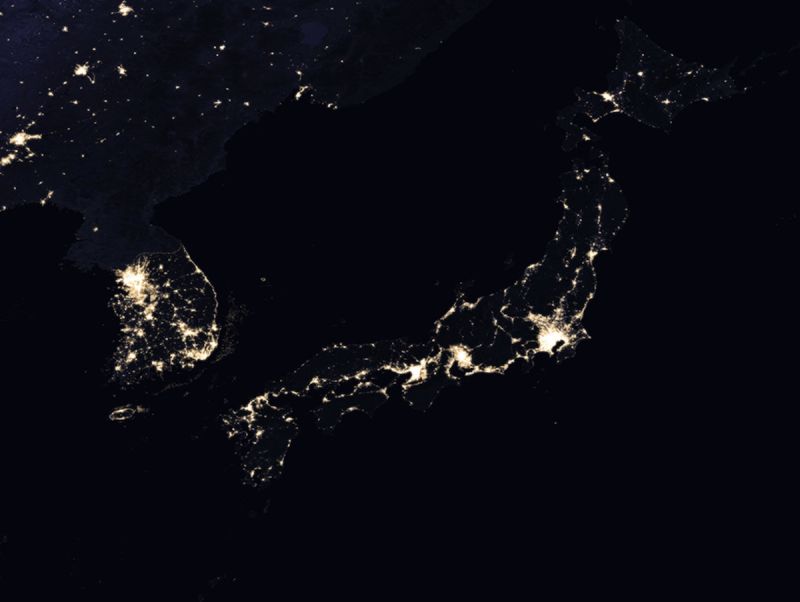 ▲在全黑的北韓國土內，亮起了唯一的一點光亮。（圖／翻攝自