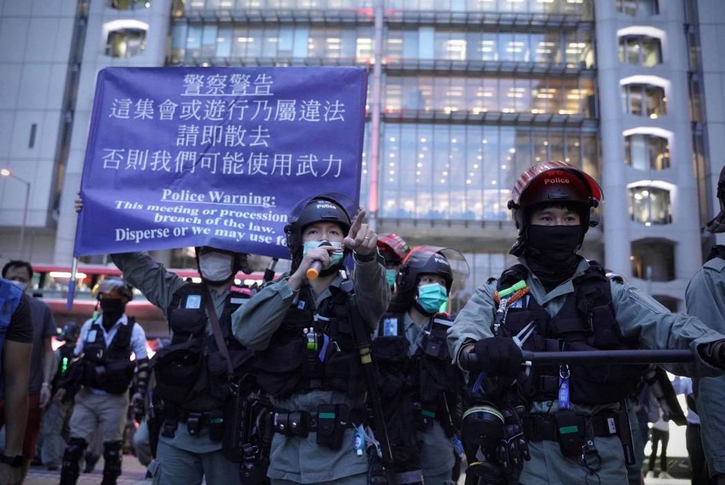 ▲在示威期間舉旗驅離民眾的香港警察。（圖／翻攝自 United Social Press/Hong Kong Free Press/香港自由新聞）