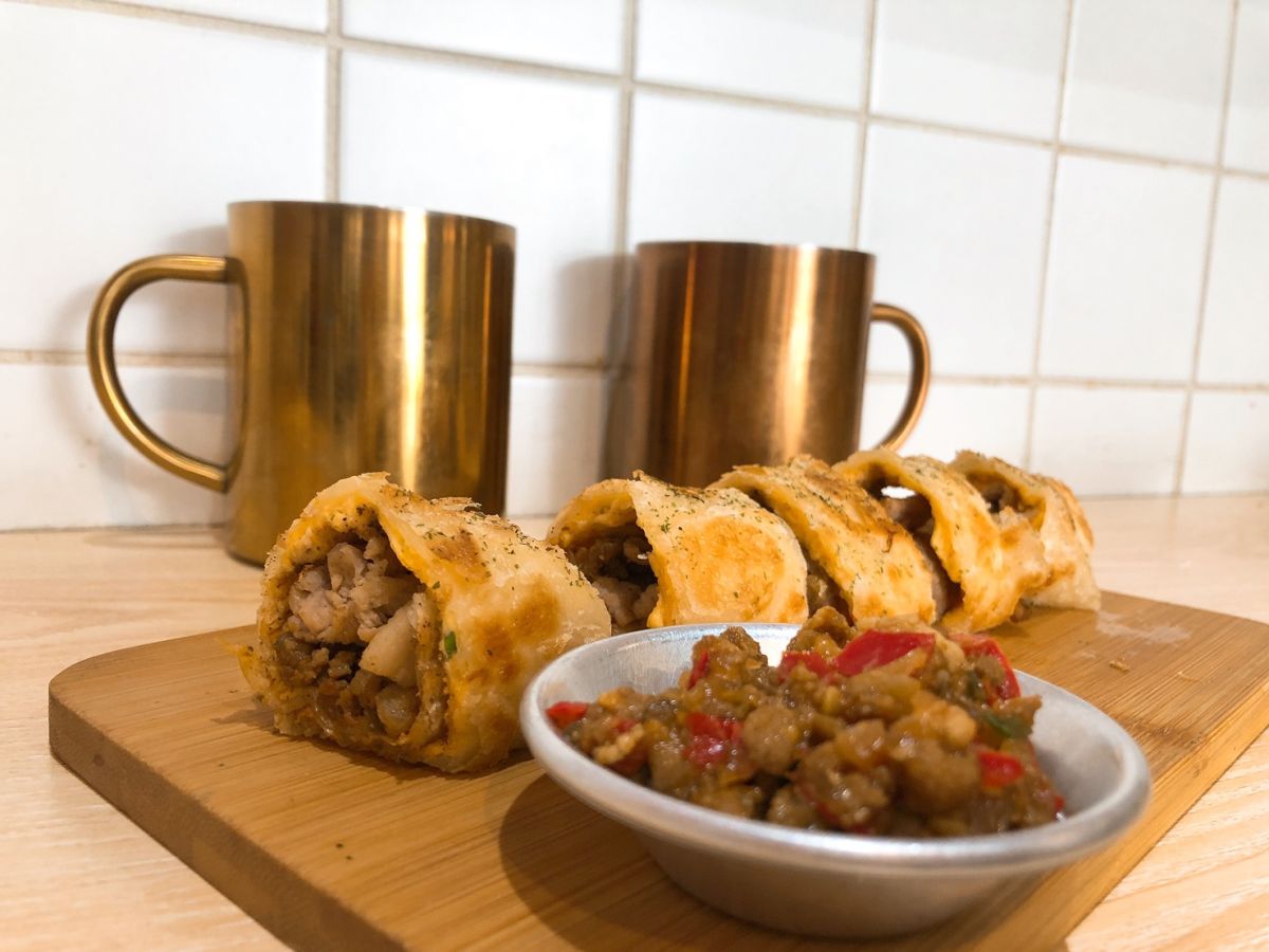 ▲台中美濃商行主力招牌是剁椒烤肉蛋餅，四種辣椒調製的剁椒醬太過癮，讓人一吃成主顧。（圖／美濃商行提供）