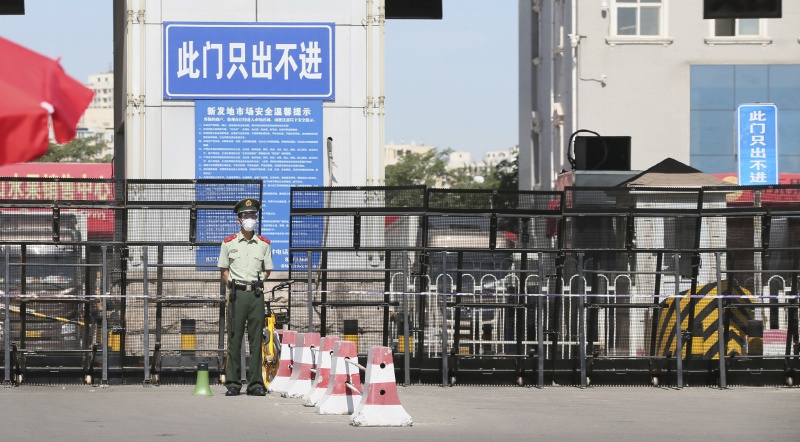 ▲新冠肺炎疫情接二連三傳出病例後,北京新發地批發市場已關閉並禁止人員隨意出入。(圖/美聯社/達志影像)