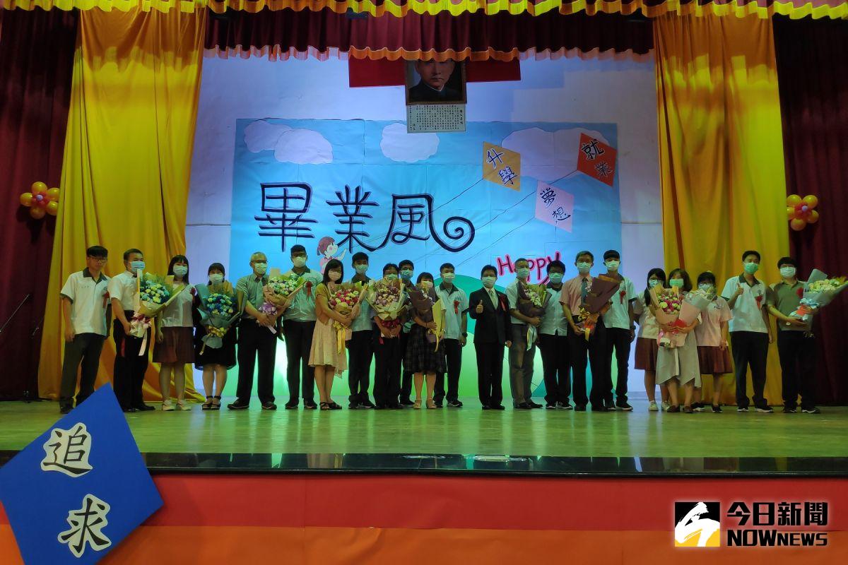 國立北港農工畢業典禮,校長廖宏瑩與畢業班導師合影。（圖／記者洪佳伶攝,2020.06.15）