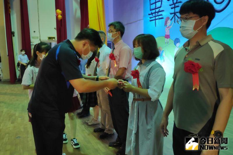 ▲李安益會長代表家長會致贈高三導師感謝禮。(圖/記者洪佳伶攝,2020.06.15)