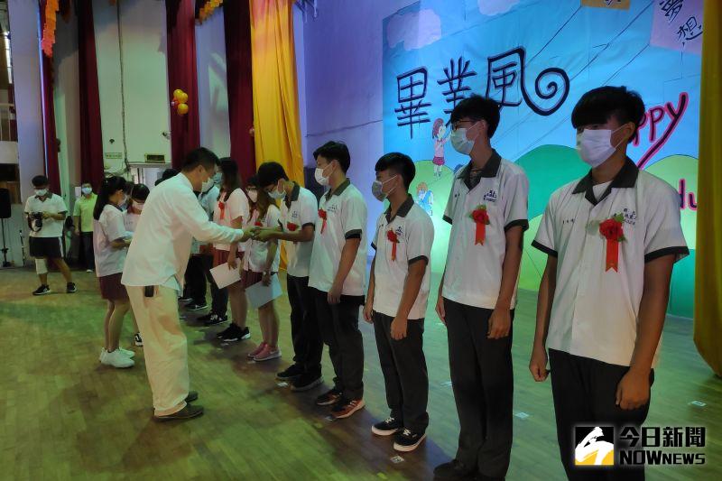 ▲賴元煌理事長頒贈校友會優秀學生獎學金。(圖/記者洪佳伶攝,2020.06.15)