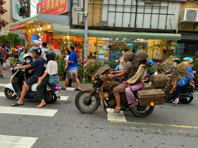 ▲這兩位香客「戰鬥裝」的穿著和迷彩重機引起眾人注意。(圖/翻攝自臉書社團「大甲媽祖九天八夜遶境體驗團」)