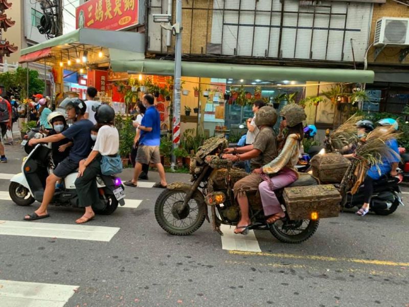 ▲這兩位香客「戰鬥裝」的穿著和迷彩重機引起眾人注意。（圖／翻攝自臉書社團「大甲媽祖九天八夜遶境體驗團」）