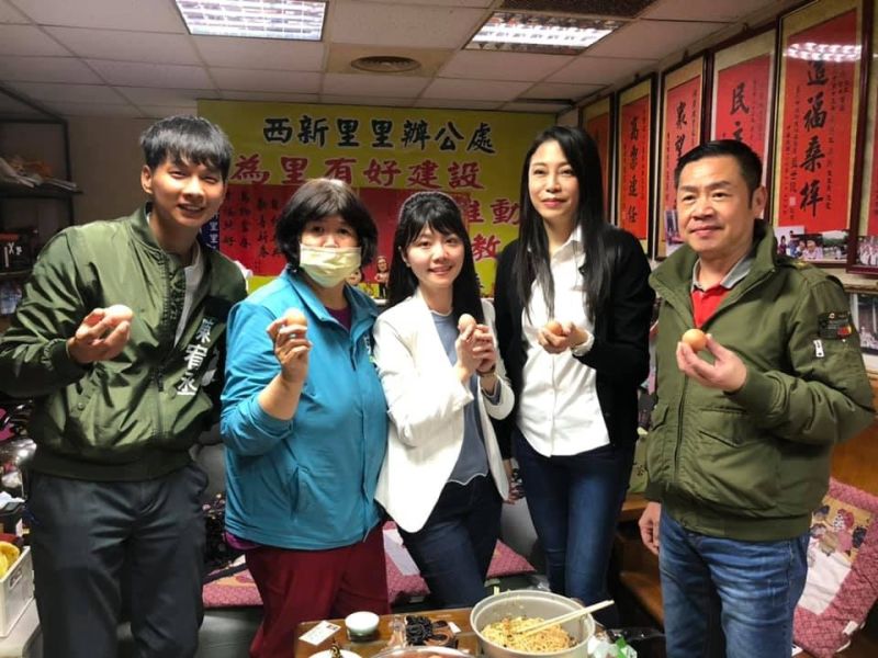 ▲民眾黨發言人陳宥丞(左一)也在地方行程中身穿燈節工作外套,甚至在外套上印上自己的名字。(圖/苗博雅辦公室提供)