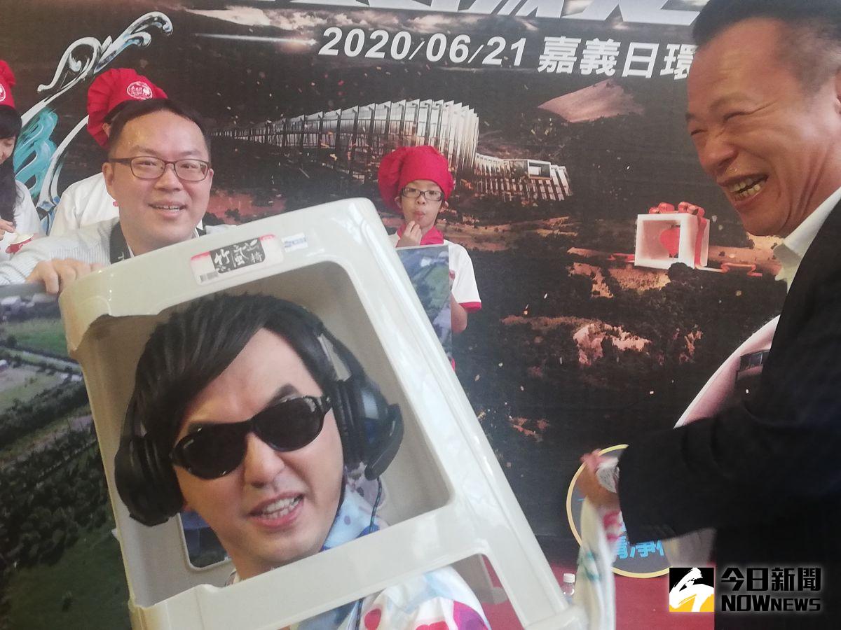 ▲翁章梁和黃子佼不顧形象宣傳嘉義縣「太陽之都」觀日活動，兩人模擬空軍執行日環食空勘場景。（圖/記者邱嘉琪攝，2020.06.15）