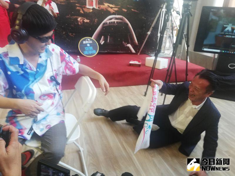 ▲翁章梁和黃子佼不顧形象宣傳嘉義縣「太陽之都」觀日活動,兩人模擬空軍執行日環食空勘場景,轉動毛巾的翁章梁玩到「笑嘎併軌」。(圖/記者邱嘉琪攝,2020.06.15)