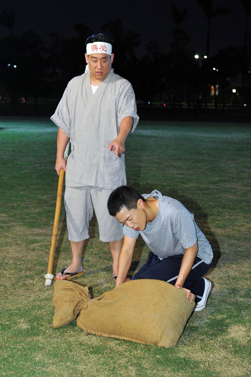 ▲阿龐（左）半夜訓練兒子。（圖