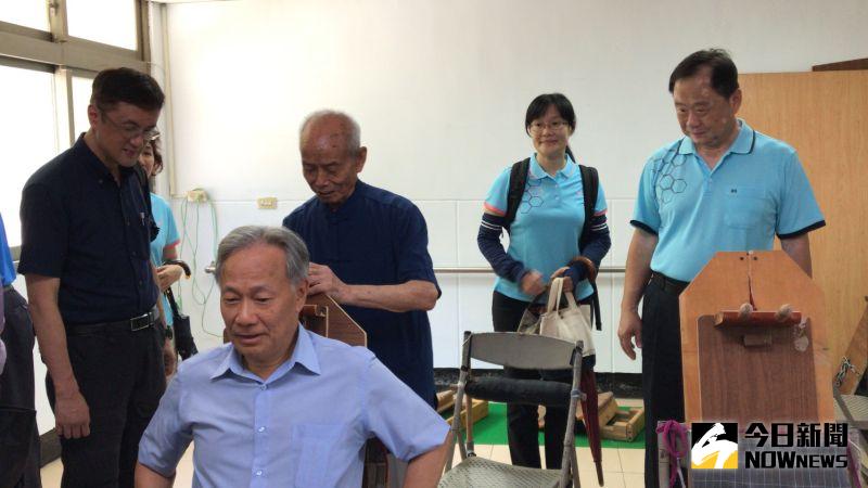 ▲輔導會副主任委員呂嘉凱體驗彰化榮家家榮民范伯伯自製「背樂」按摩。(圖/記者陳雅芳攝,2020.06.15)