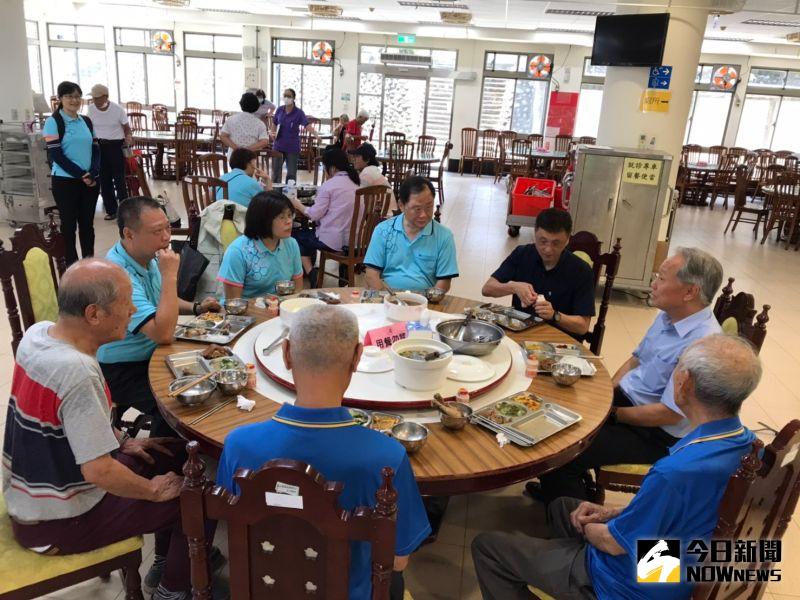 ▲輔導會副主任委員呂嘉凱至彰化榮家關懷榮民並與伯伯一起用餐。(圖/記者陳雅芳攝,2020.06.15)