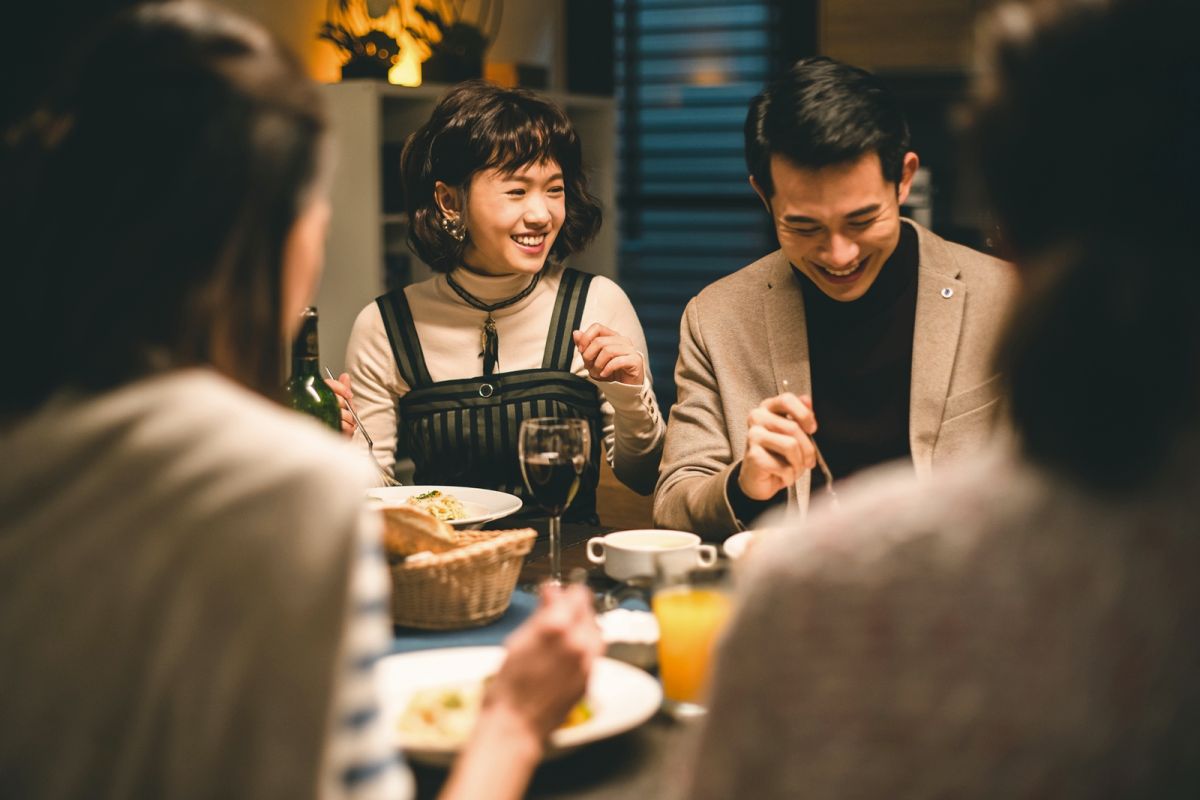 ▲曾子益（右）小時候家裡貧困，曾被嘲笑吃牛排連刀叉都不會用。（圖 / 華視提供）