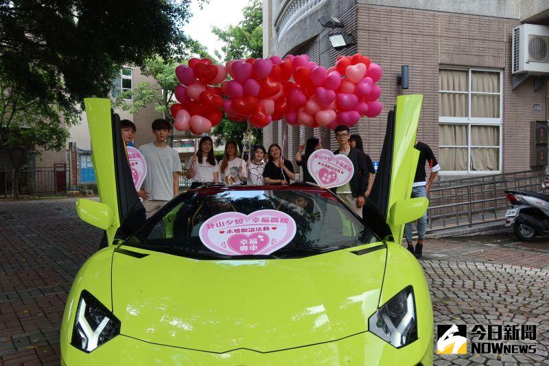 ▲全拓工業董事長吳崇讓提供價值3200萬元的藍寶堅尼跑車,這輛愛情超跑讓配對成功的男女可以拍照留念,浪漫指數破錶。(圖/記者陳雅芳攝,2020.06.15)